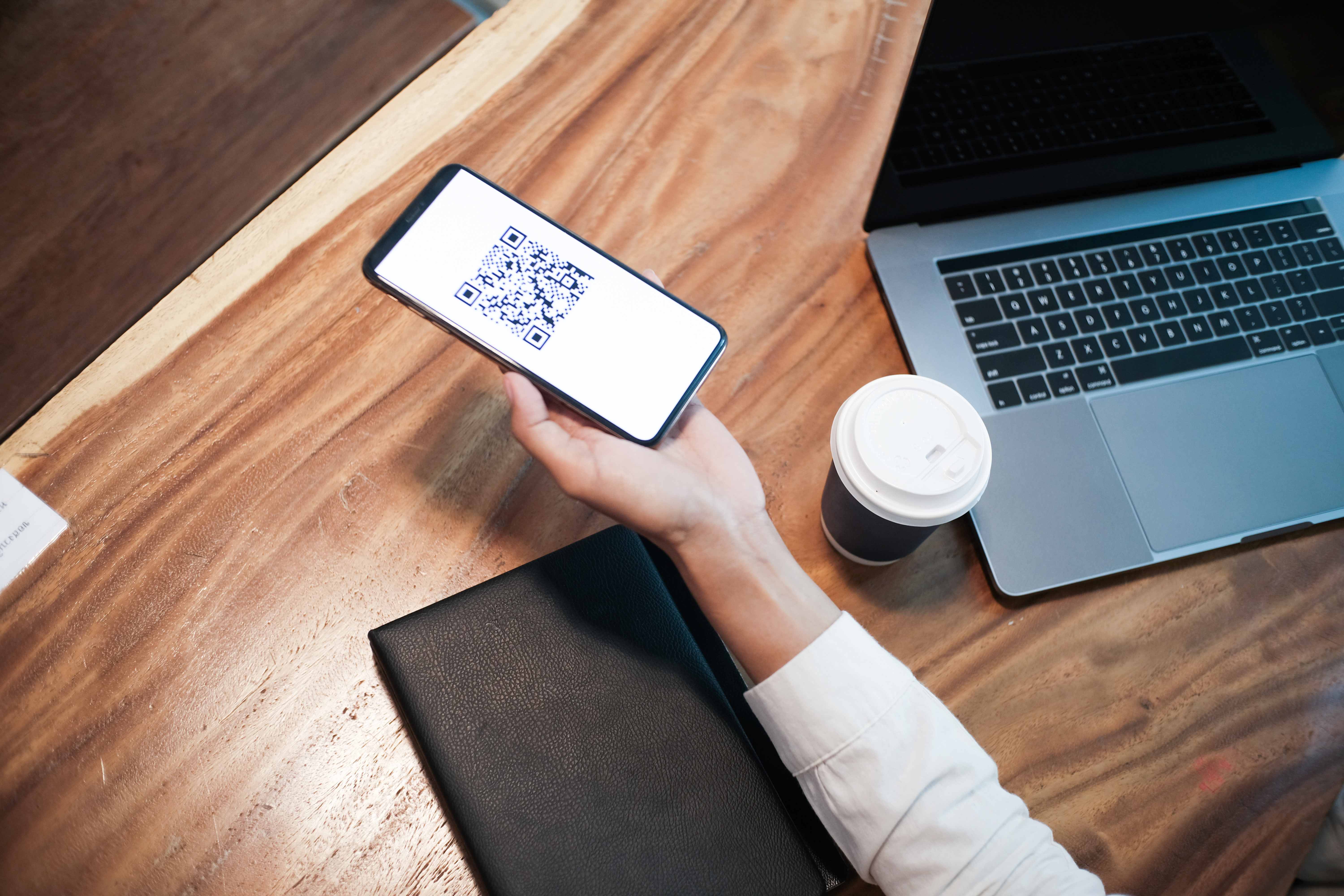 Способы авторизации: по номеру телефона и QR-коду
